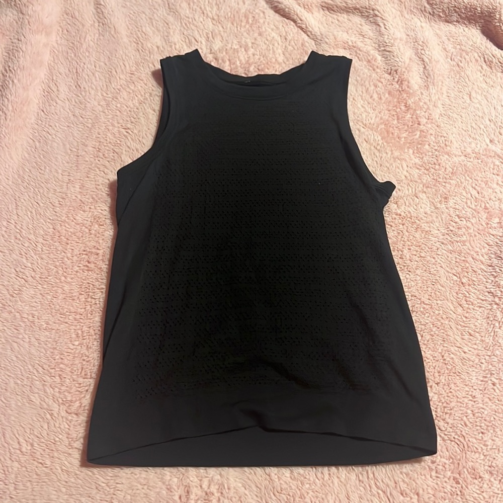 black lululemon tank top